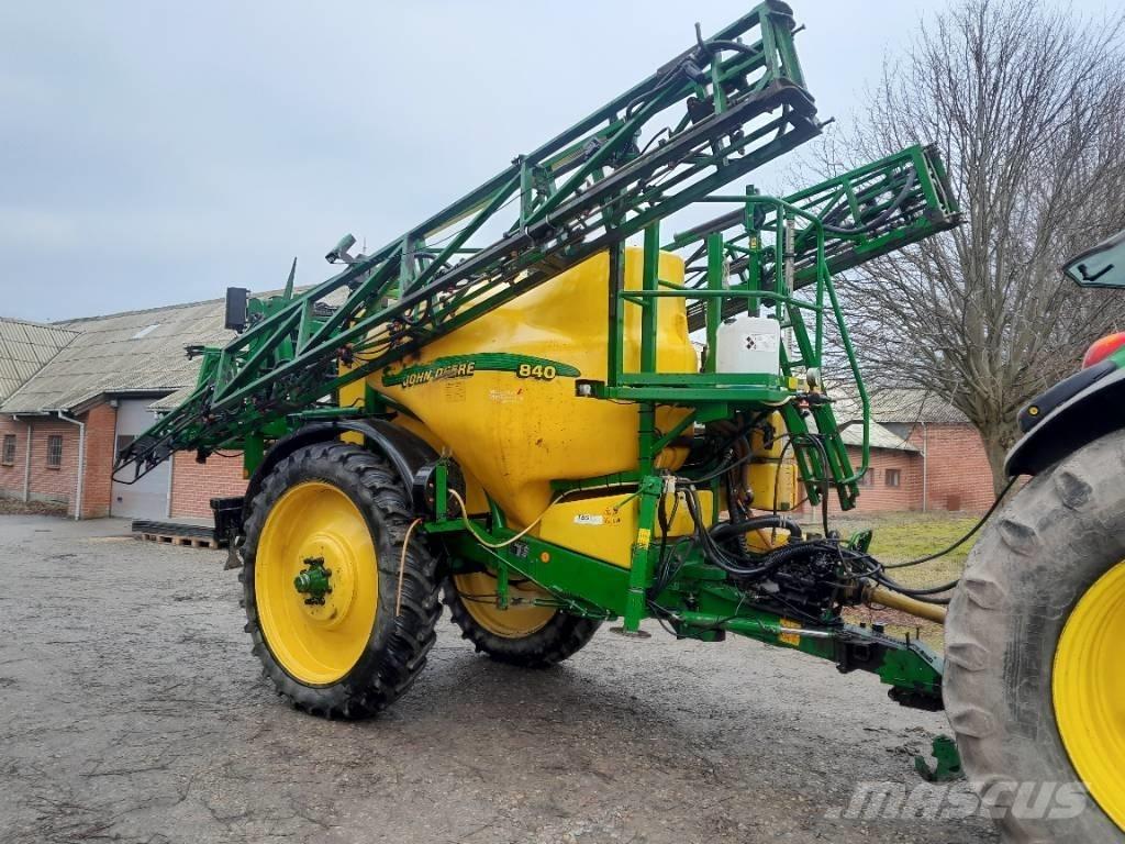 John Deere 840 牽引式噴霧機