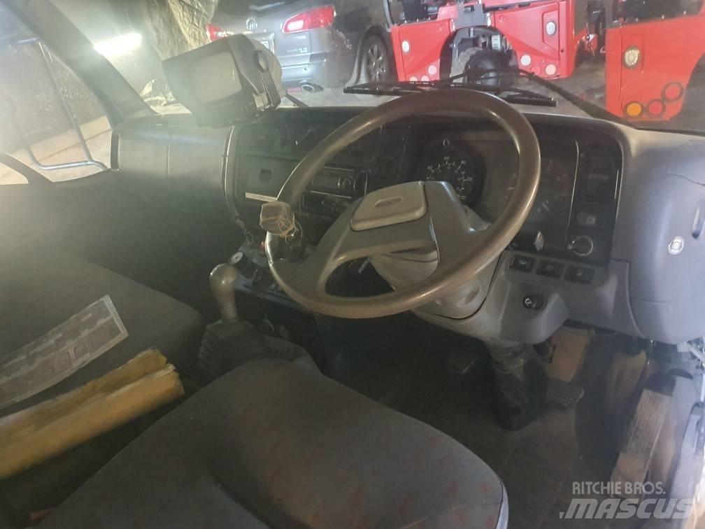 Mitsubishi Canter 掃倉機