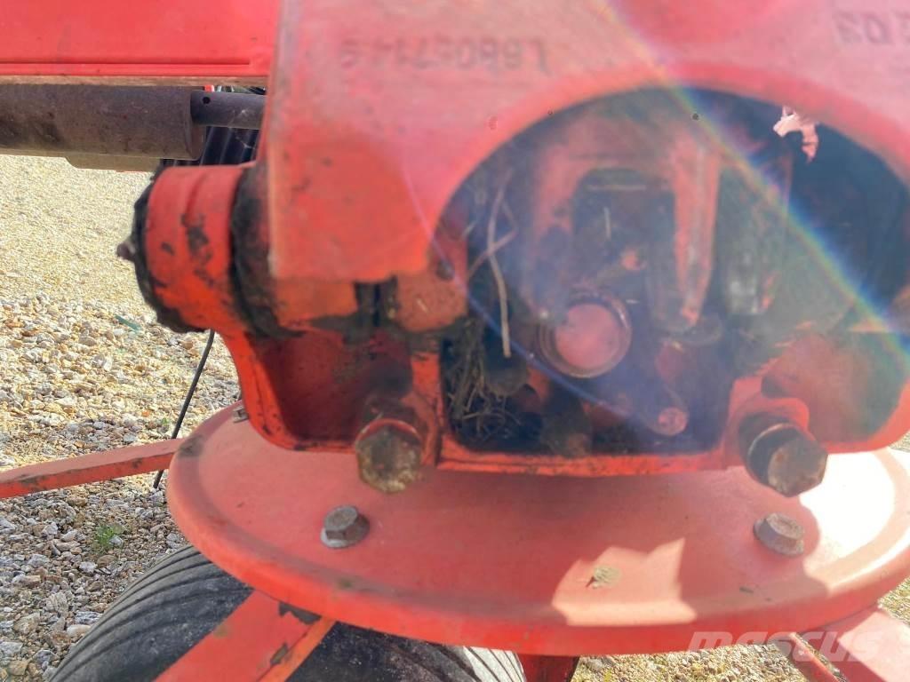 Kuhn GF8702 耙與翻草機