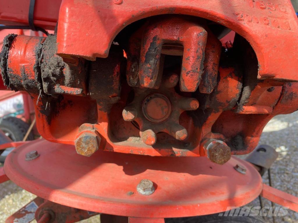 Kuhn GF8702 耙與翻草機