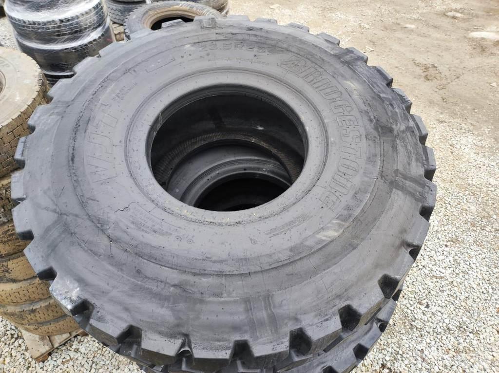  23.5 R25 tires 輪胎、車輪和輪圈