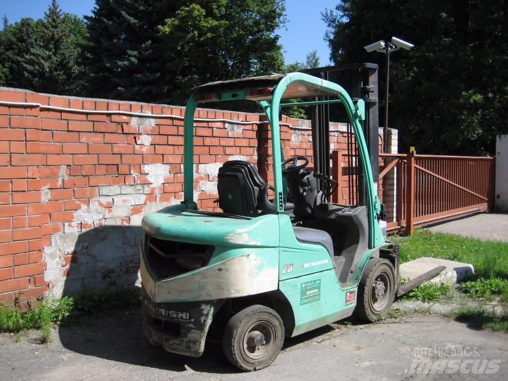 Mitsubishi FD25N 柴油卡車