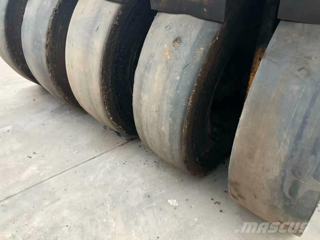 XCMG XP 303 膠輪滾壓機