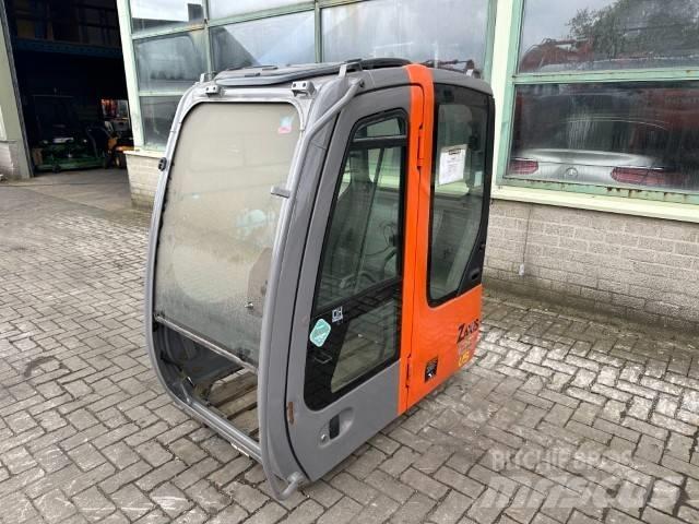 Hitachi Zaxis 駕駛室與內部