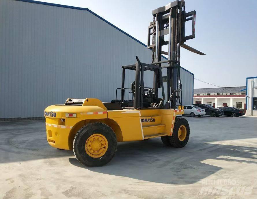 Komatsu FD 200 柴油卡車
