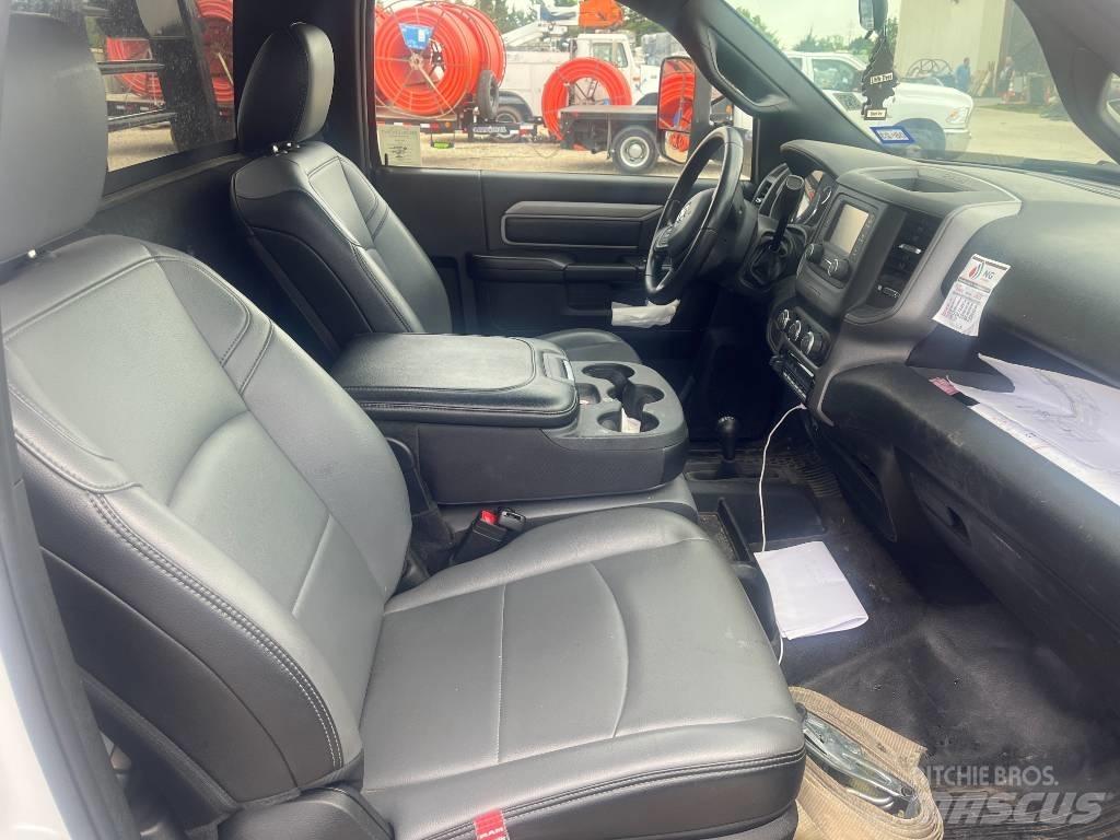 RAM 5500 平板式/側卸式卡車