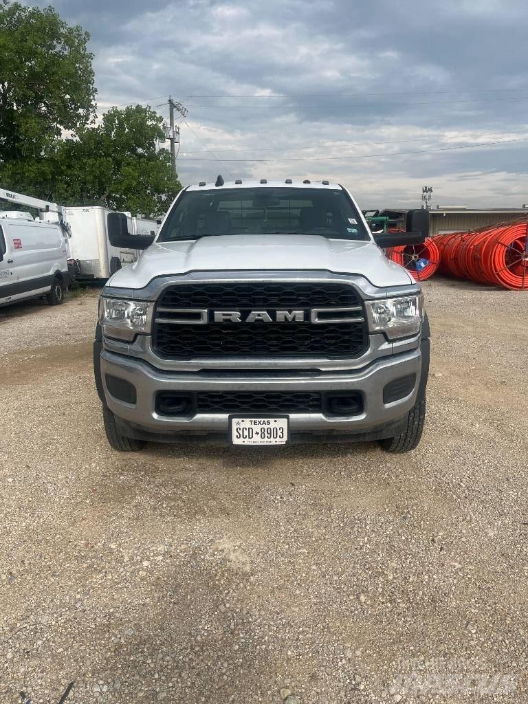 RAM 5500 平板式/側卸式卡車