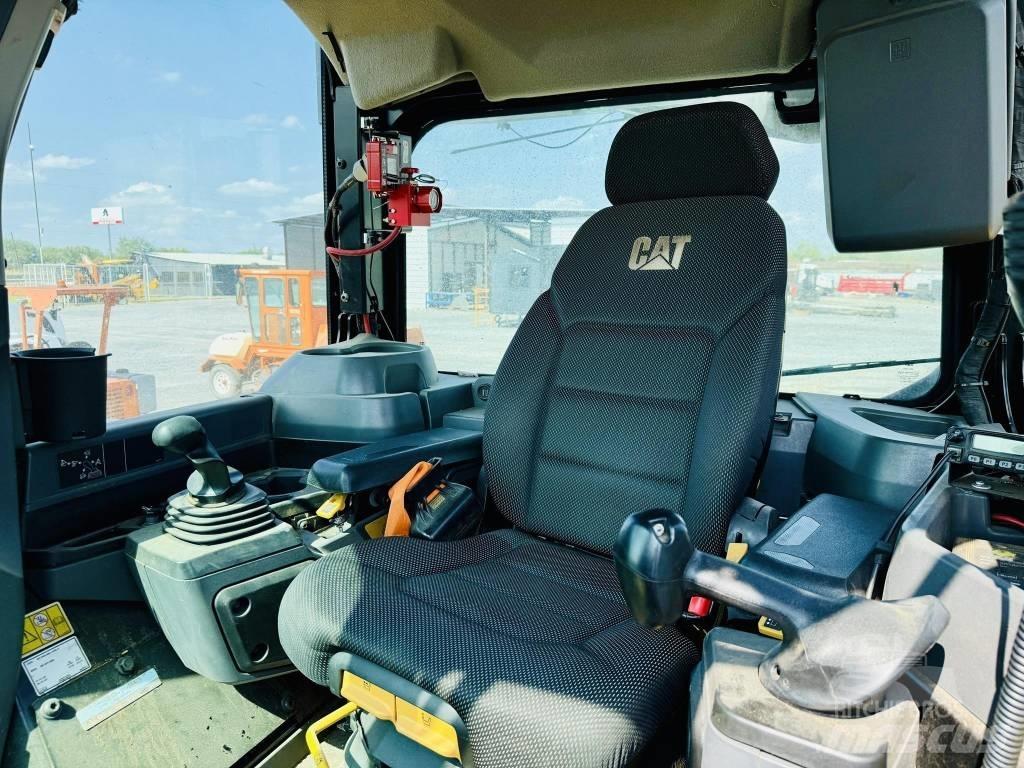 CAT D 7 履帶推土機