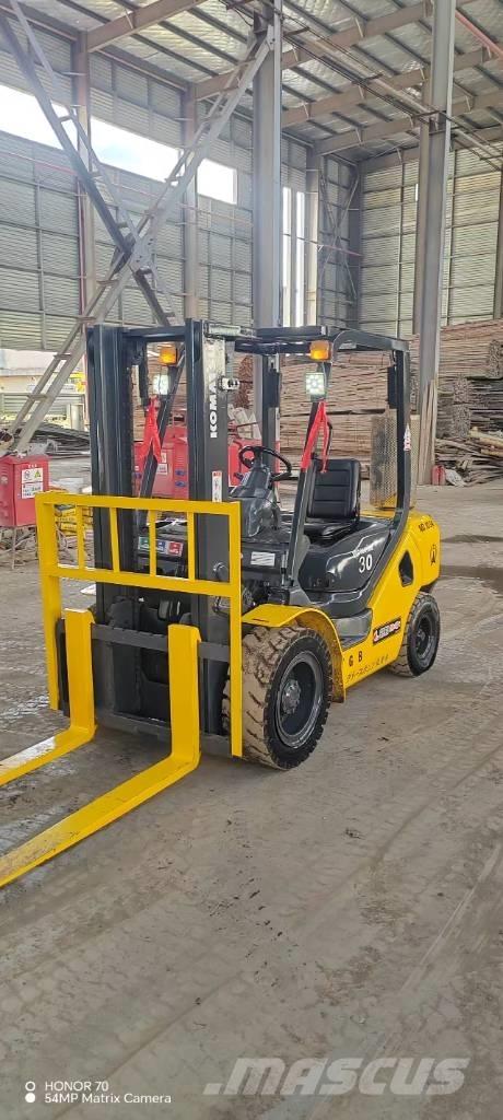 Komatsu FD 30 T-17 柴油卡車