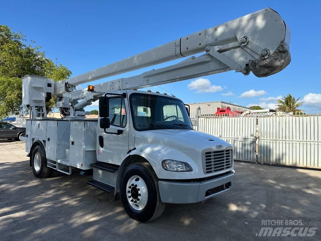 Freightliner M2 卡車裝載高空作業車