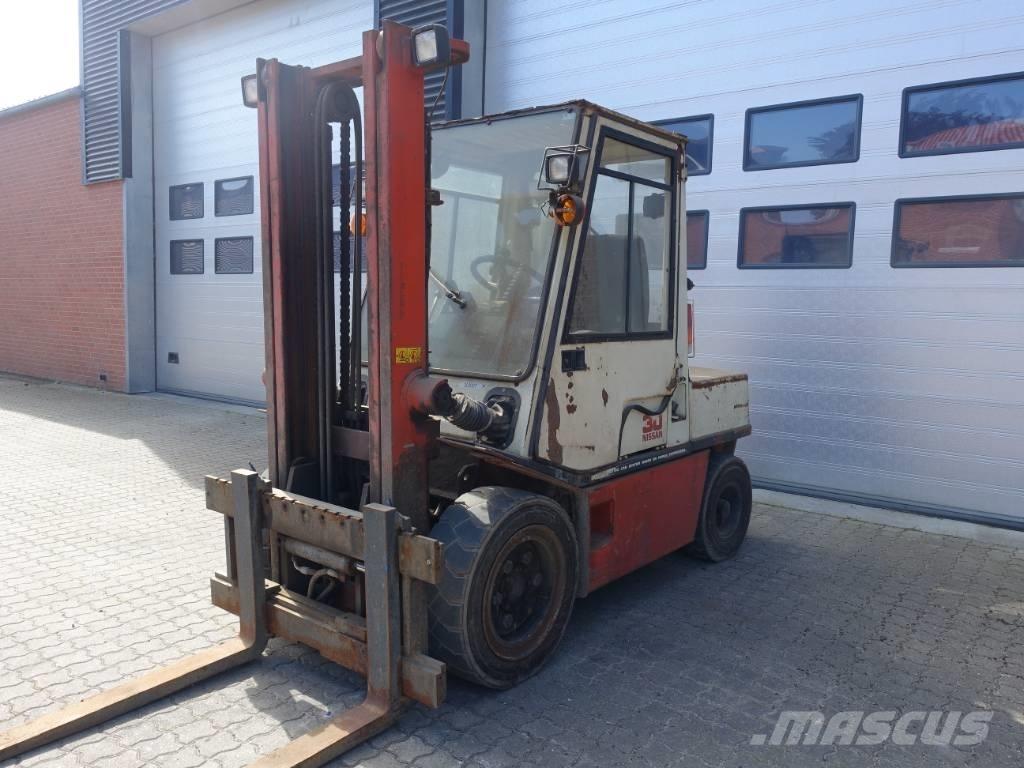 Nissan EGH02 A 30 U 柴油卡車