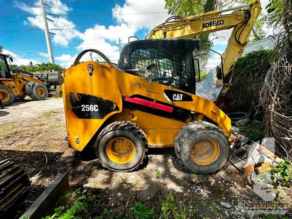 CAT 256 C 滑移轉向裝載機