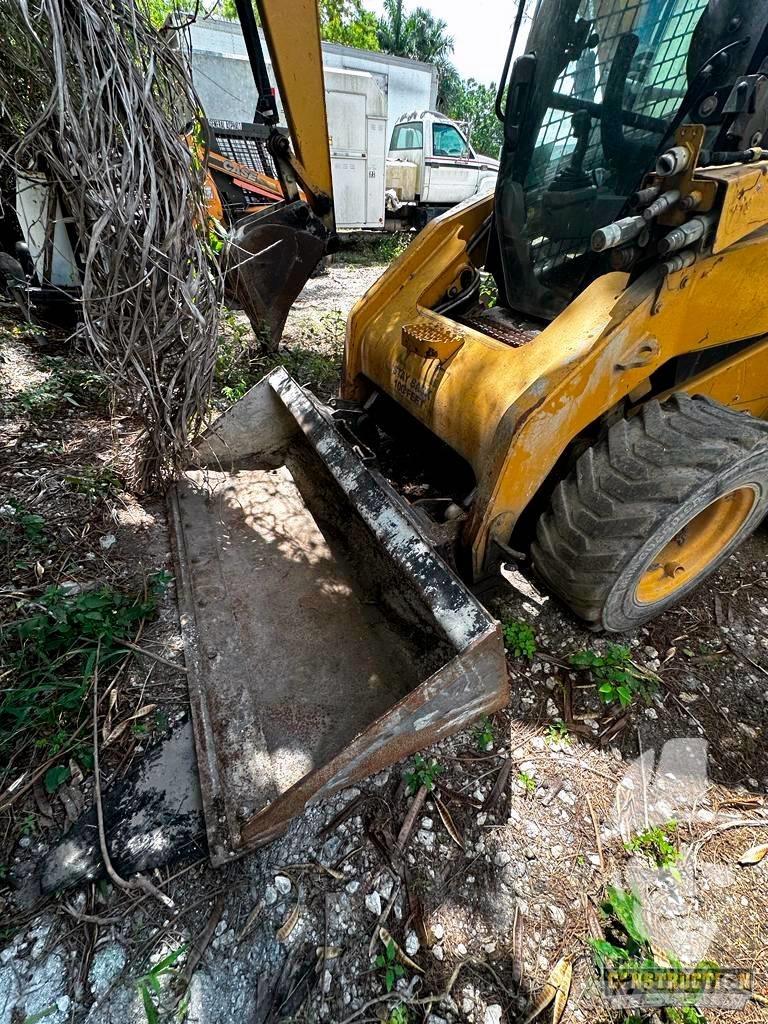 CAT 256 C 滑移轉向裝載機