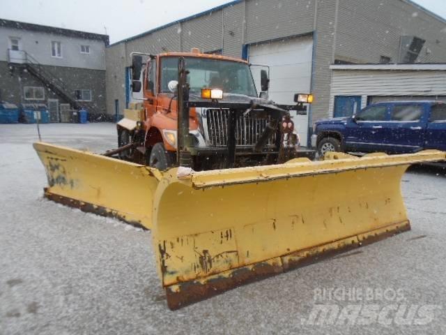 International 7400 刮雪板和犁