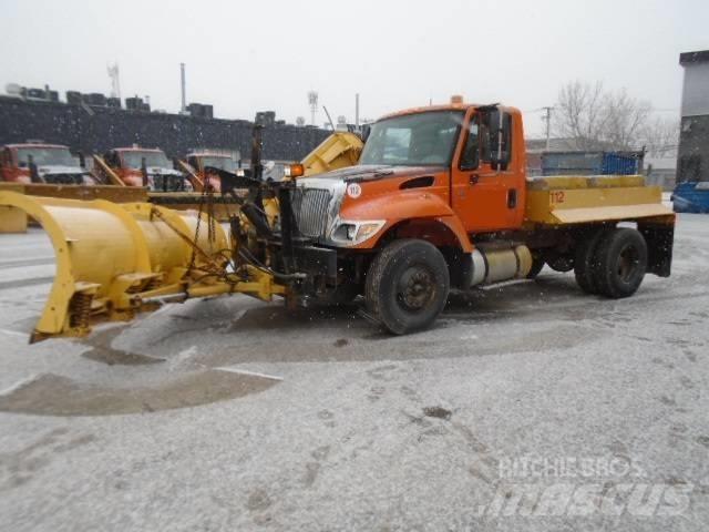 International 7400 刮雪板和犁