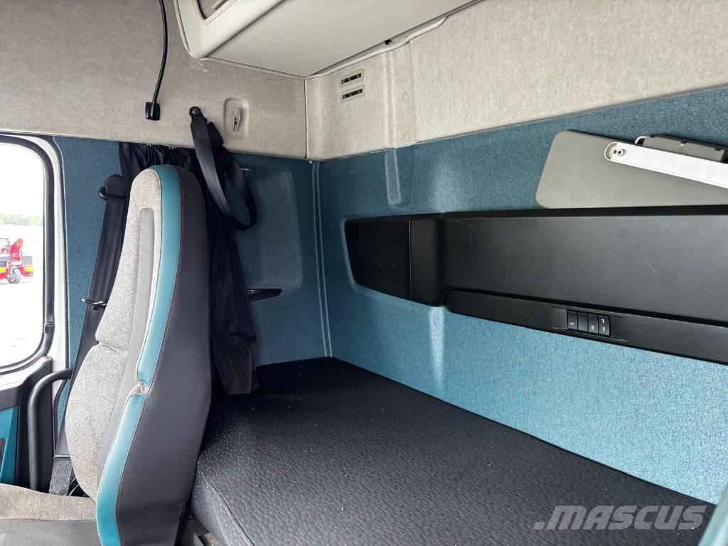 Volvo FM 330 貨箱式卡車