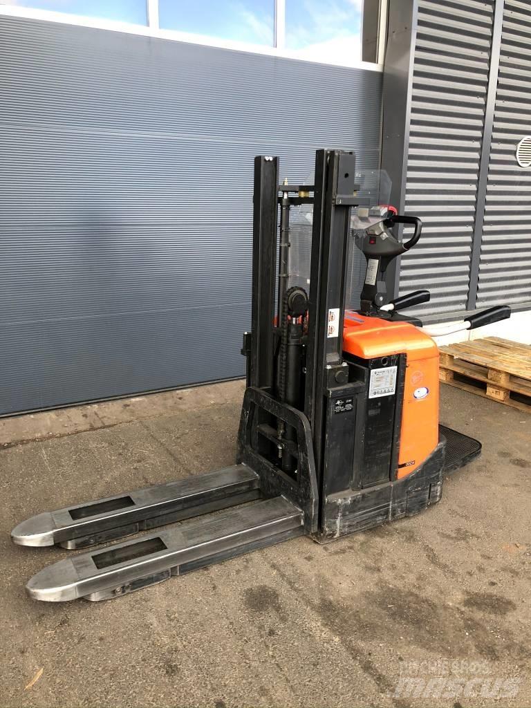 BT SPE 125 自走式堆積機