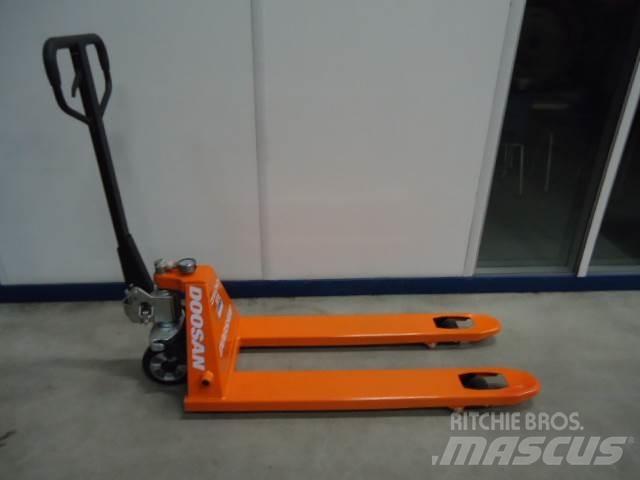 Doosan Pallettruck 手拉式油壓拖板車