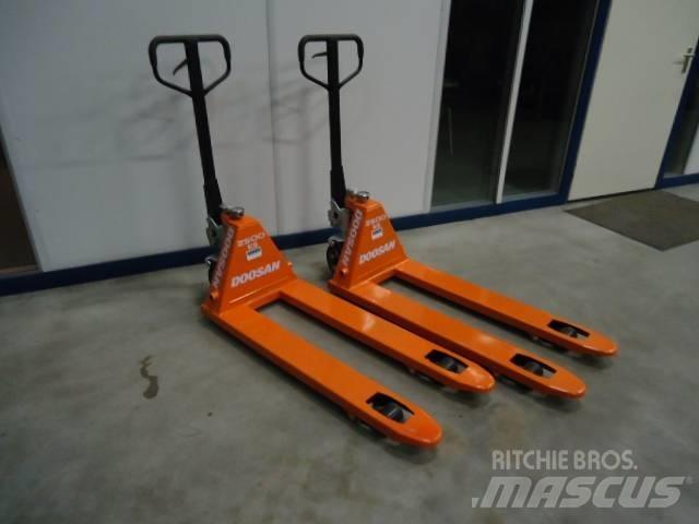 Doosan Pallettruck 手拉式油壓拖板車