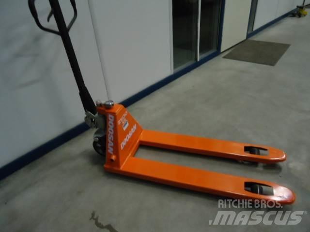 Doosan Pallettruck 手拉式油壓拖板車
