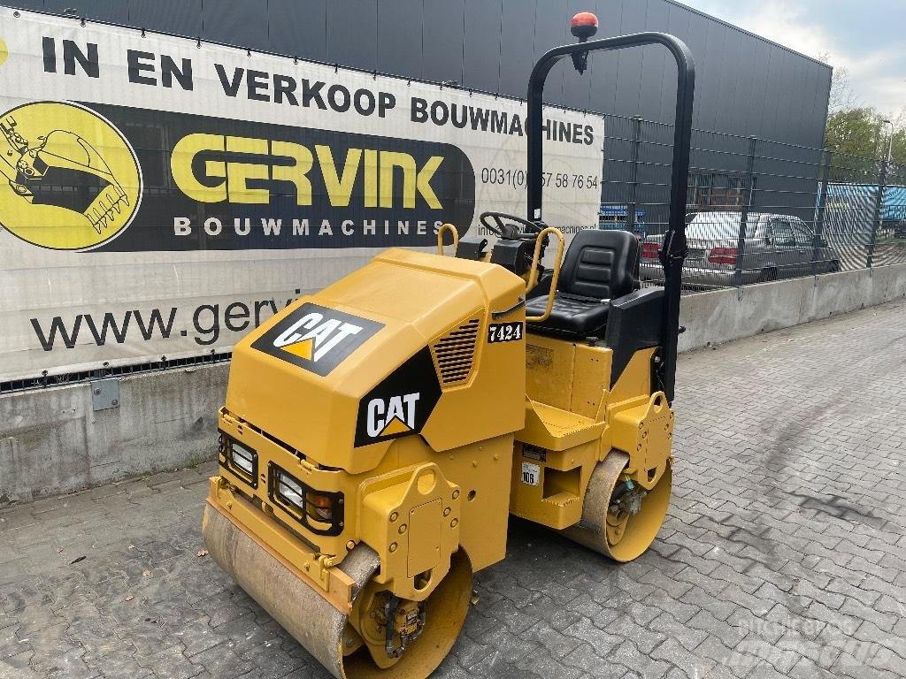 CAT CB 14 雙輪滾壓機