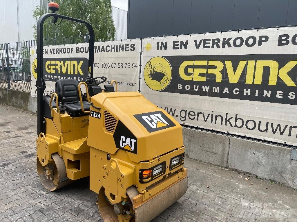 CAT CB 14 雙輪滾壓機