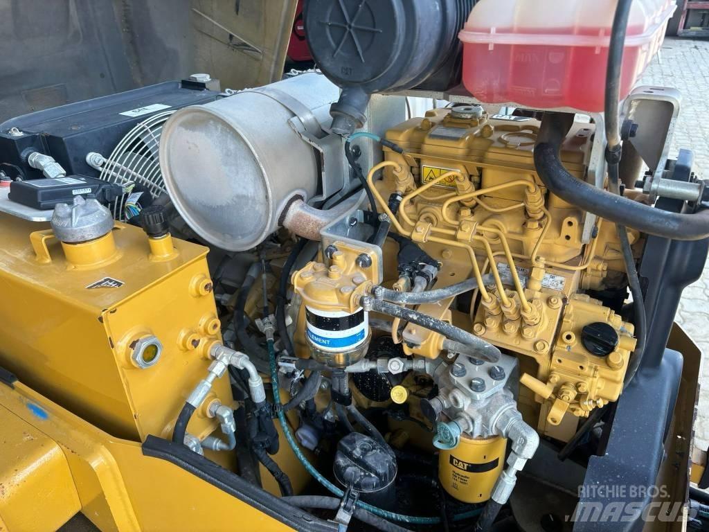 CAT CB 24 B 雙輪滾壓機