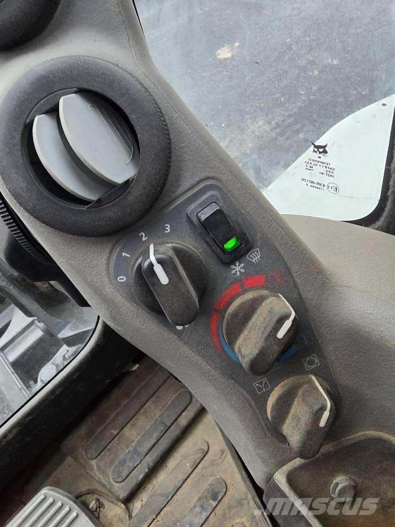 Bobcat E55 小型挖土機/掘鑿機<7t(小型挖掘機)