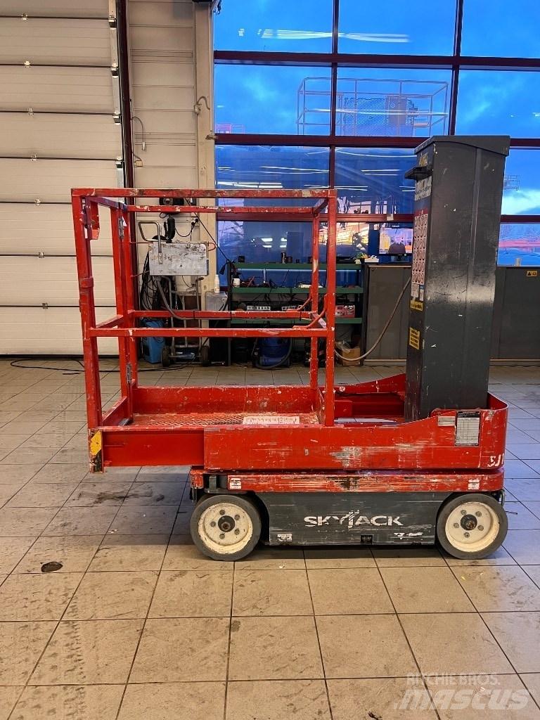SkyJack SJ 16 垂直升降工作台