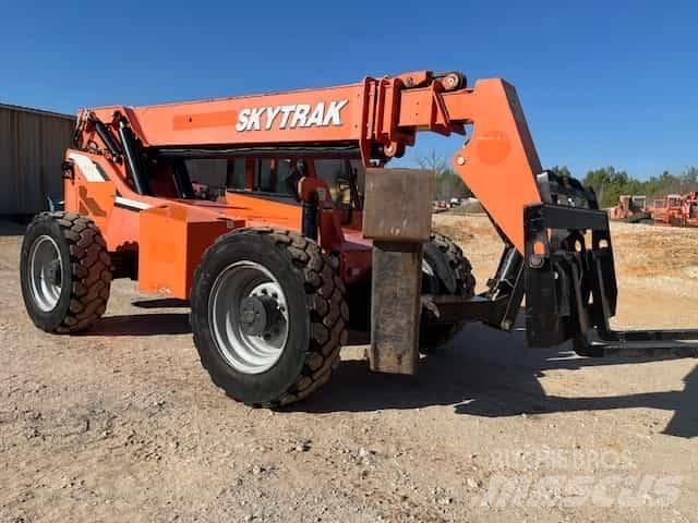 SkyTrak 10054 伸縮臂操作車