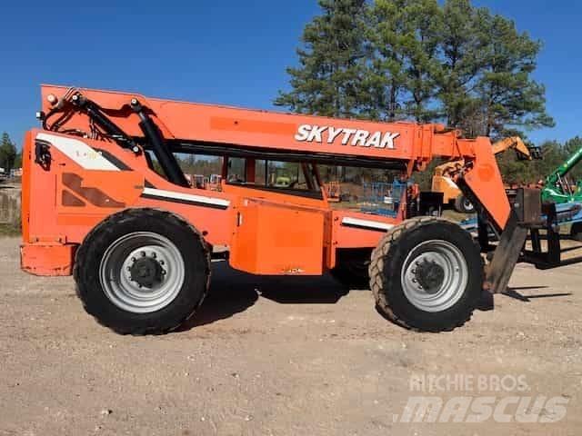 SkyTrak 10054 伸縮臂操作車