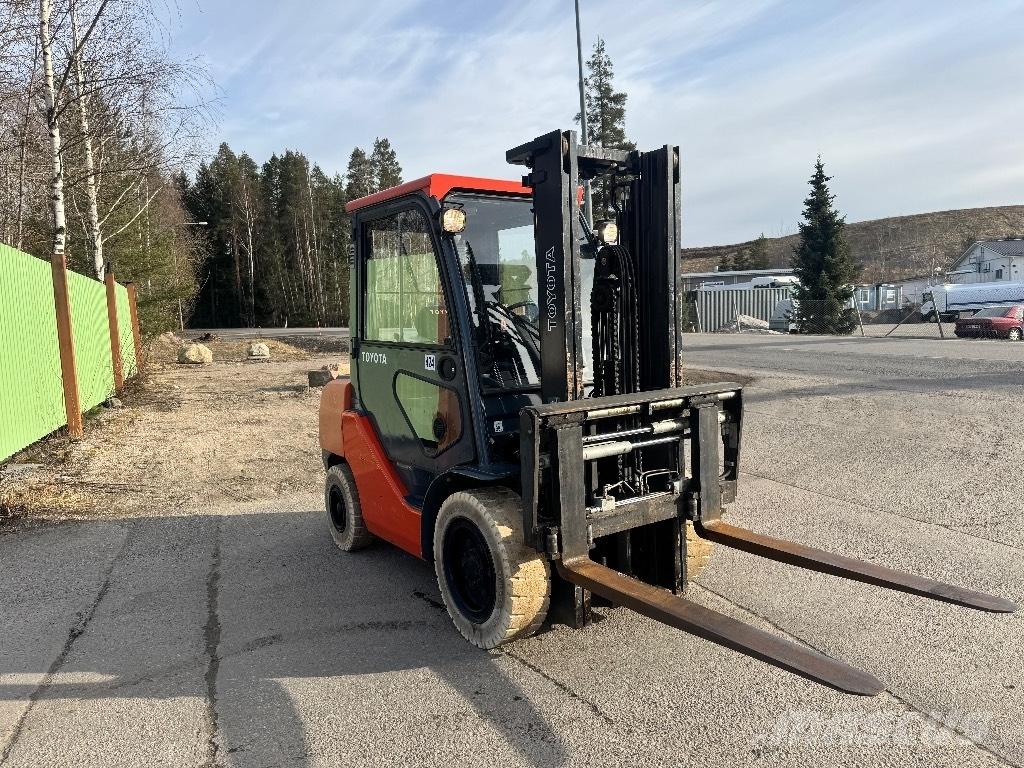 Toyota 02-8 FDF 30 柴油卡車