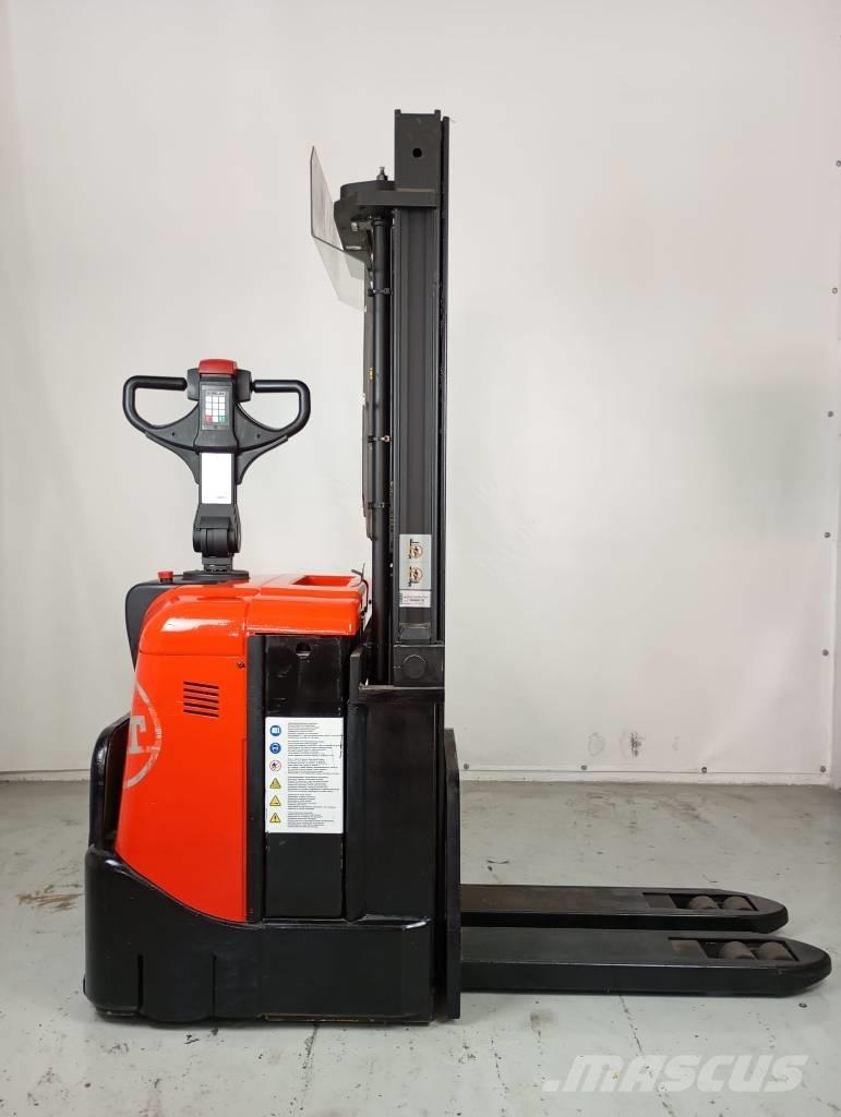 BT SPE 125 自走式堆積機