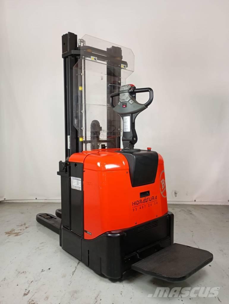 BT SPE 125 自走式堆積機