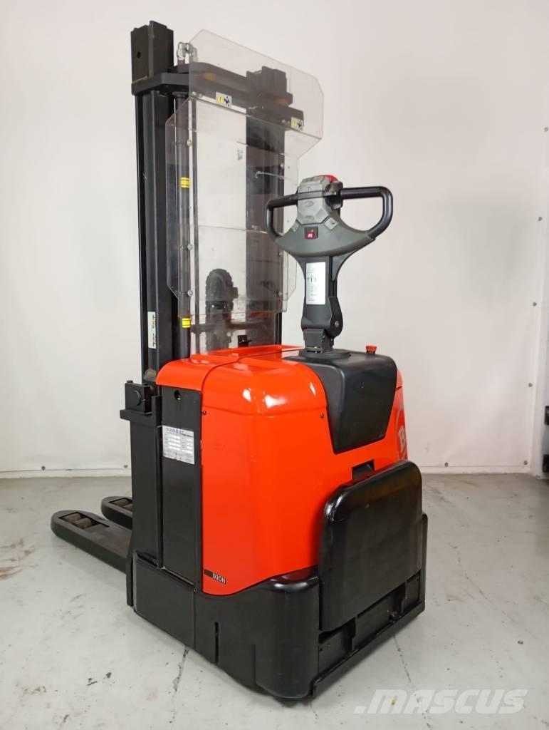 BT SPE 125 自走式堆積機