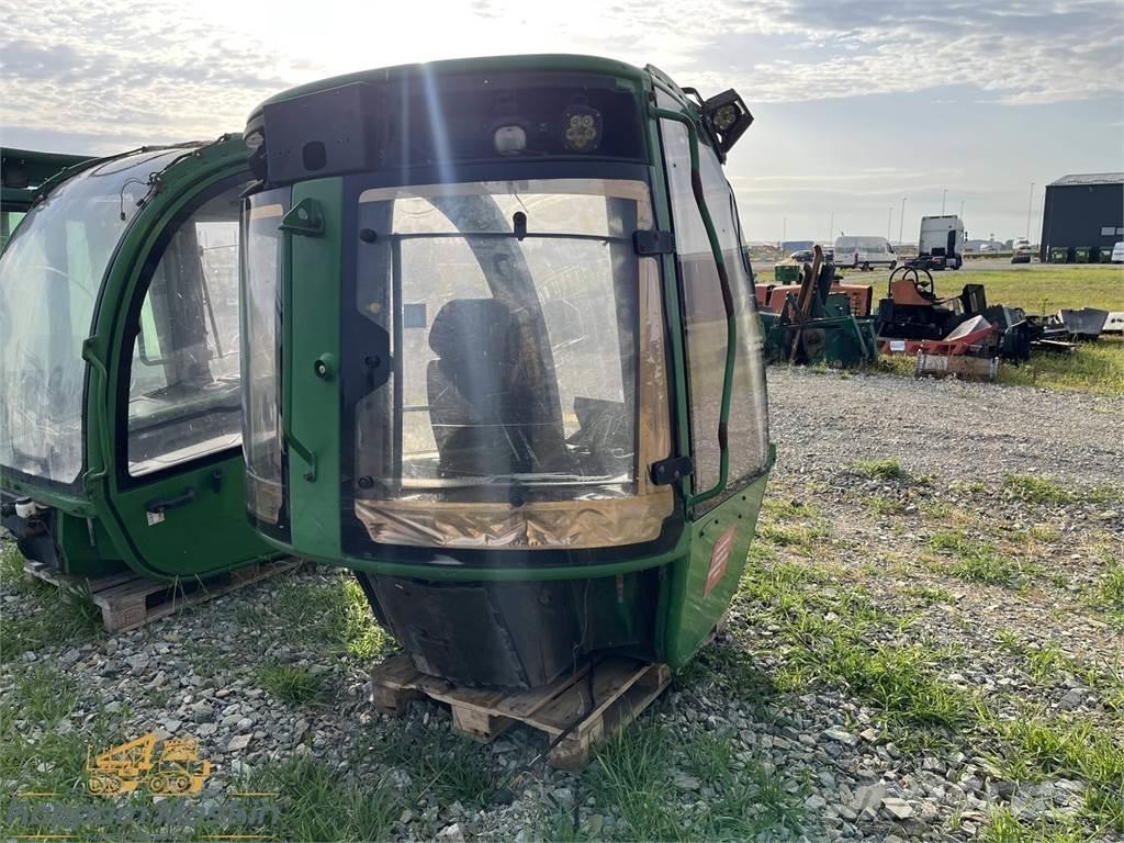 John Deere 1010E 駕駛室與內部