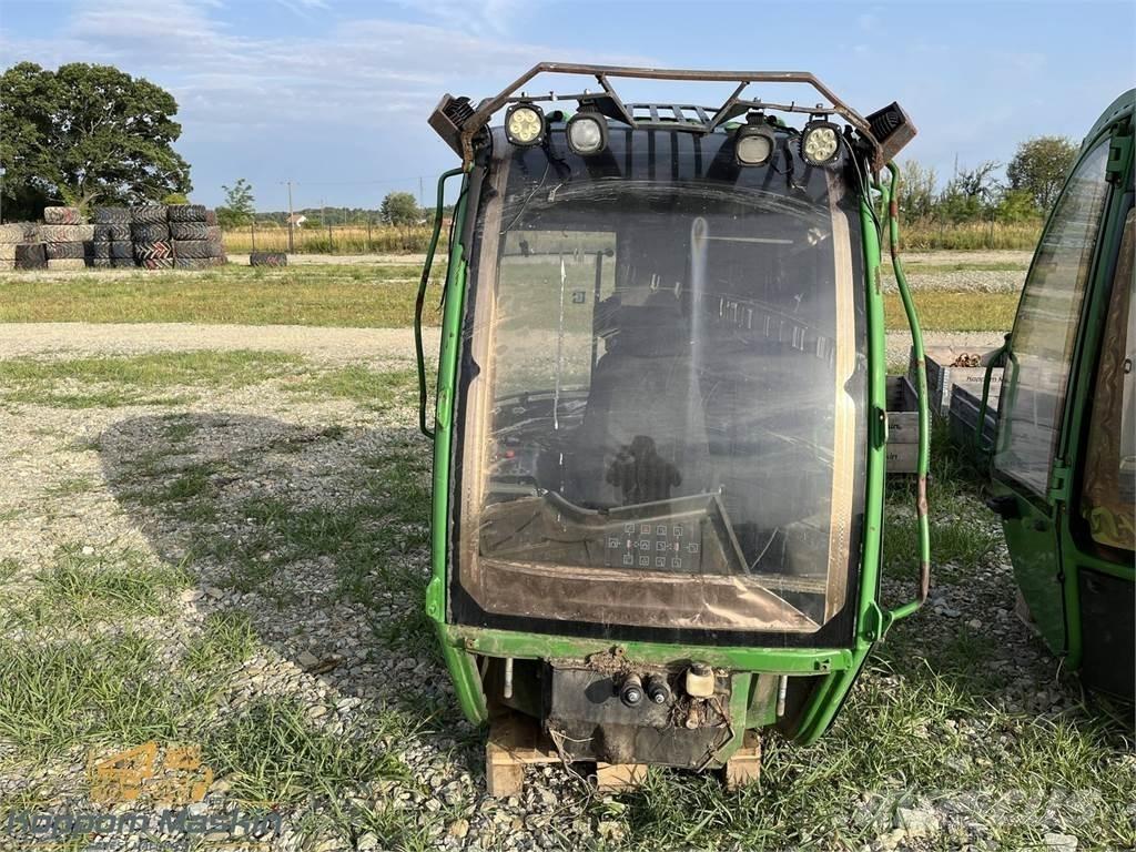 John Deere 1010E 駕駛室與內部