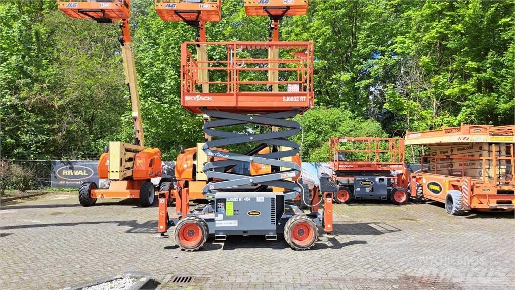 SkyJack 6832RT 剪式升降機