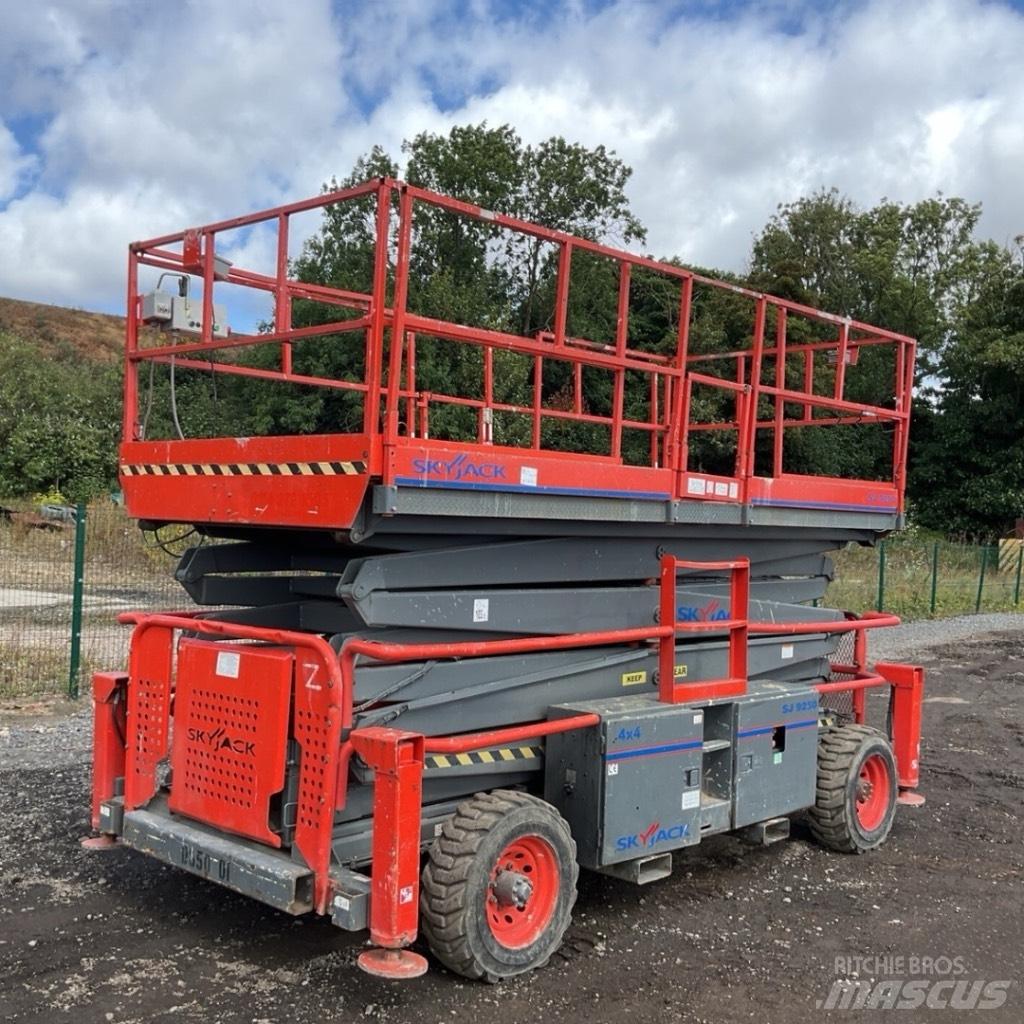 SkyJack SJ 9250 RT 剪式升降機