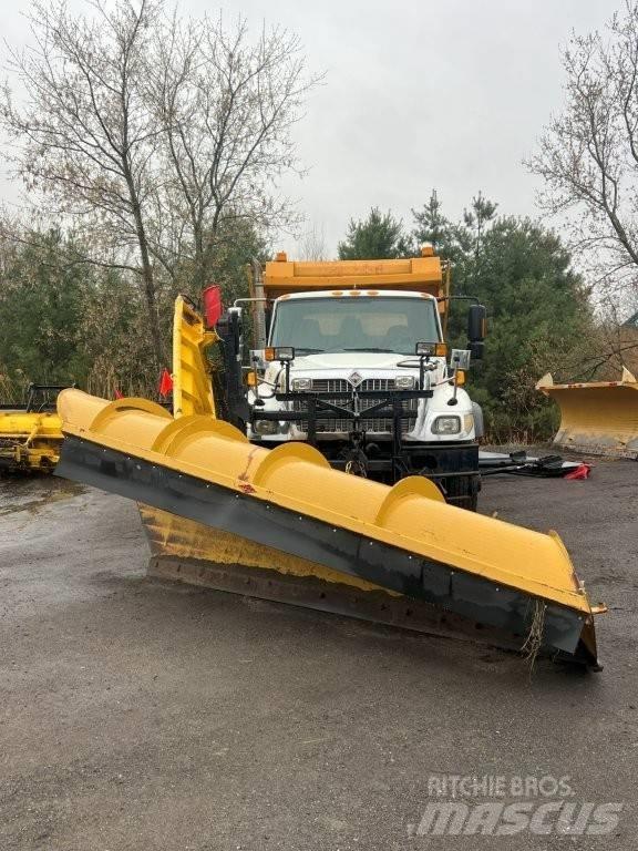 International 7400 刮雪板和犁