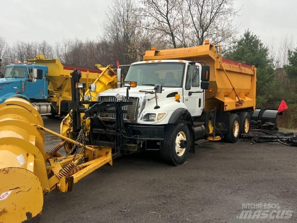 International 7400 刮雪板和犁