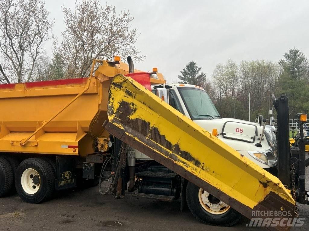 International 7400 刮雪板和犁