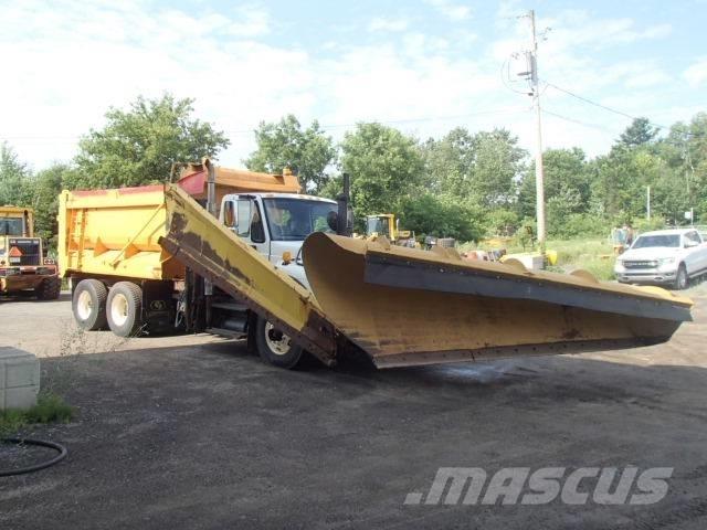 International 7400 刮雪板和犁