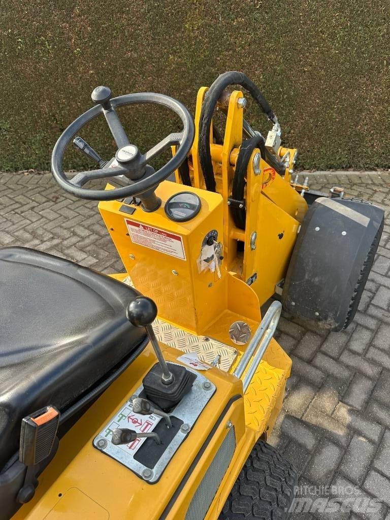Knikmops KM 130 多功能裝載機