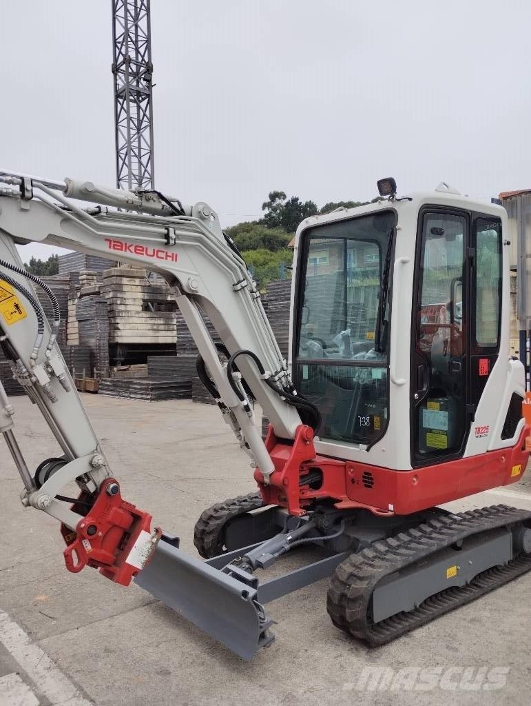 Takeuchi TB 225 小型挖土機/掘鑿機<7t(小型挖掘機)