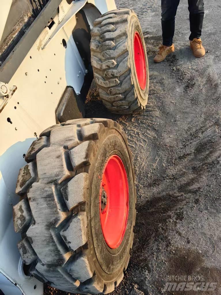 Bobcat S 300 滑移轉向裝載機