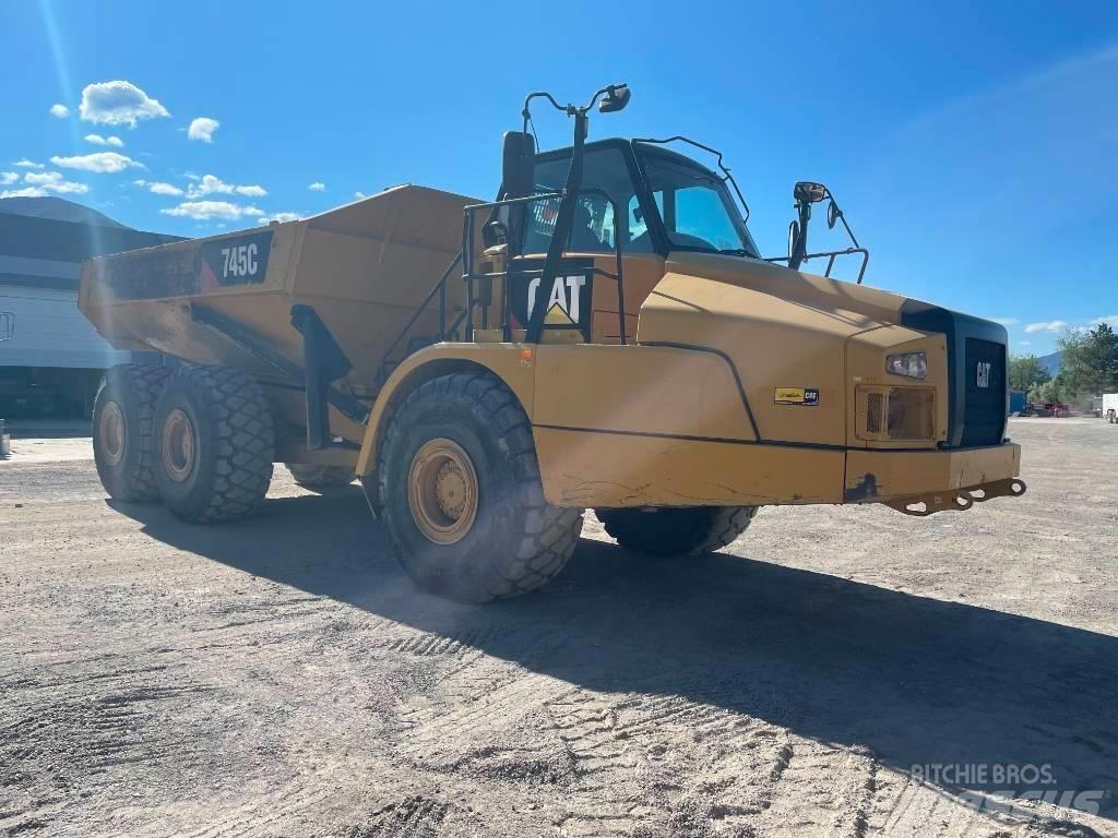 CAT 745 C 鉸接式起吊車