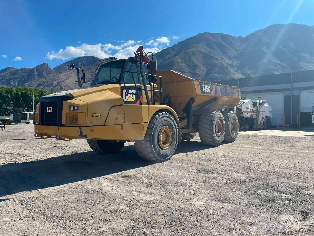 CAT 745 C 鉸接式起吊車