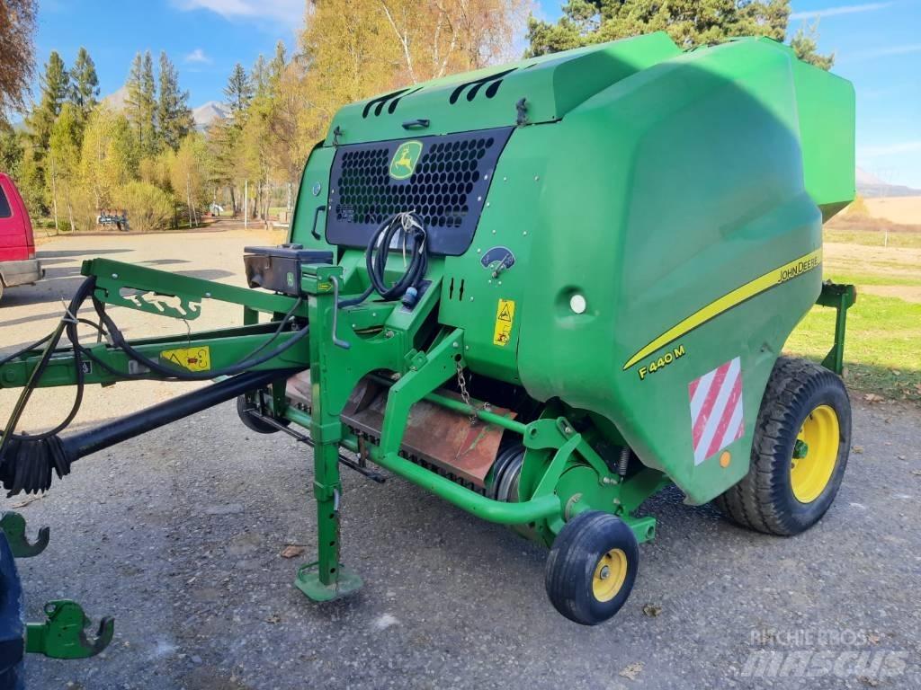 John Deere F 440 M 圓型牧草打包機