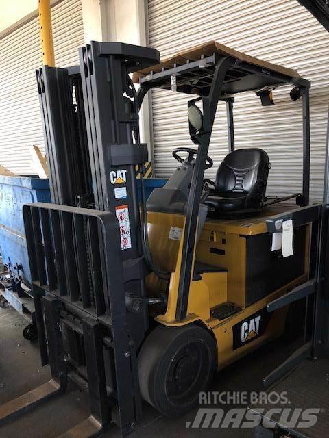 CAT EC30N 電動堆高機
